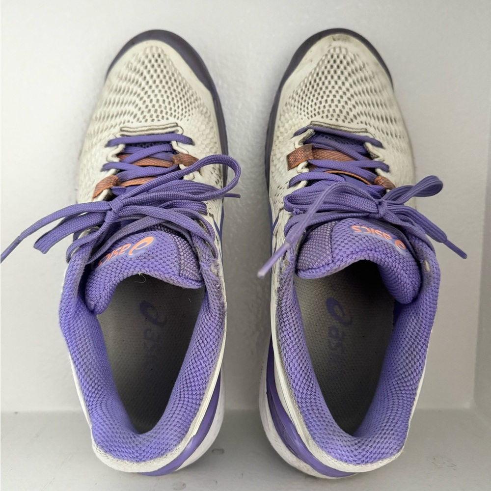 Tennis shoes